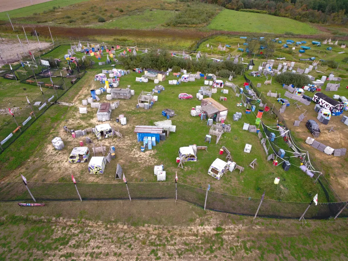 Rozgrywki paintballowe na poligonie