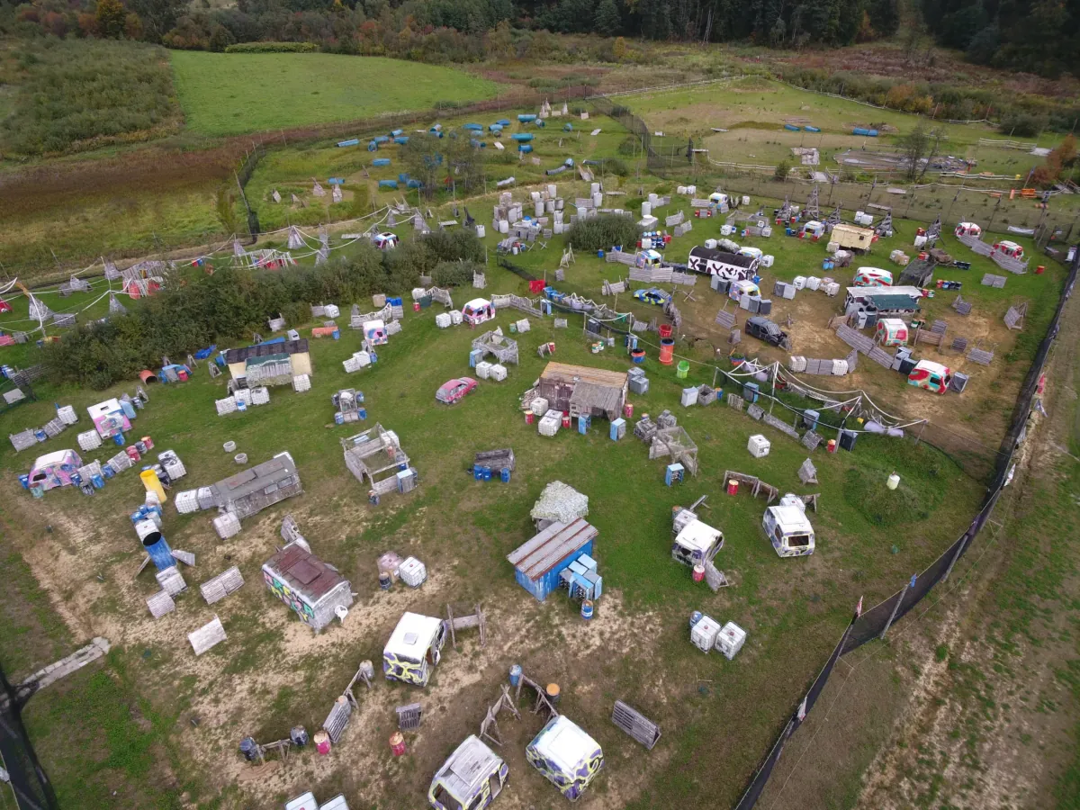 Teren poligonu paintballowego Arena Mocy