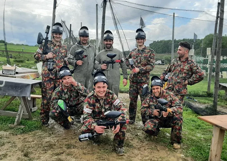 Grupa graczy paintball na Arenie Mocy