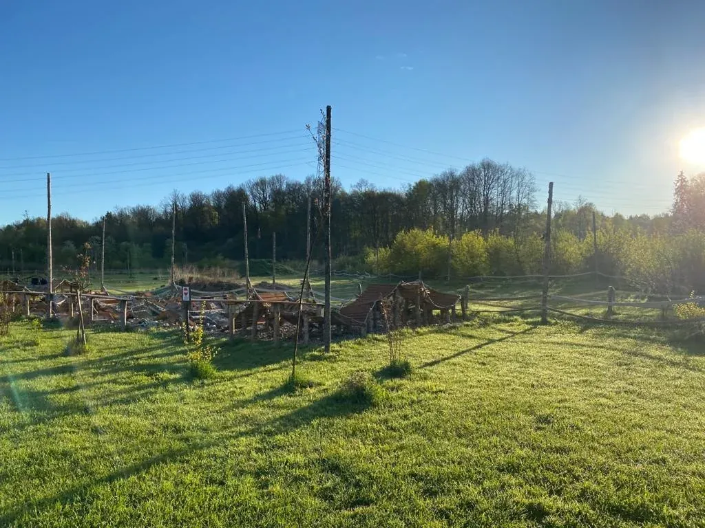 Gracze paintball w profesjonalnym wyposażeniu ochronnym