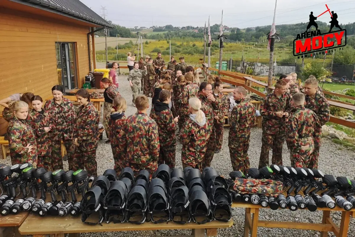 Zajęcia survivalowe na wycieczce szkolnej