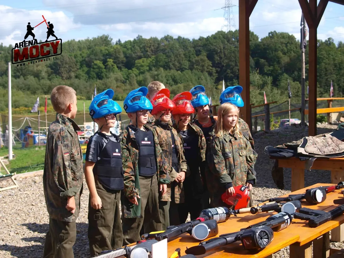 Dzieci na urodzinach paintballowych